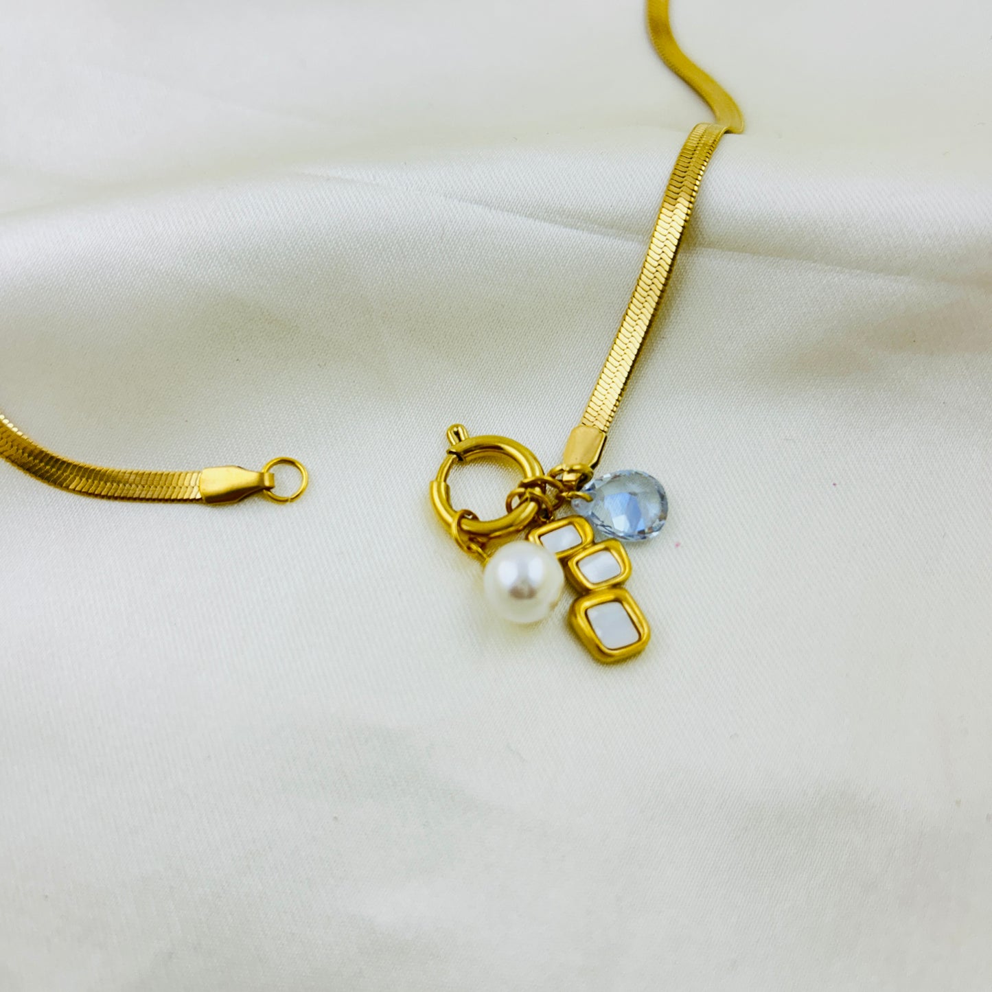 Beautiful pearl stone and enamel front lock pendant demifine necklace