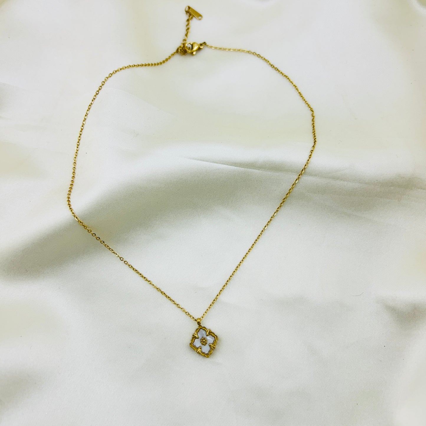 Two sides use - Black and white enamel pendant in a thin chain demifine necklace