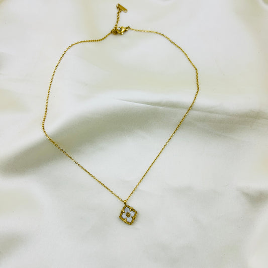 Two sides use - Black and white enamel pendant in a thin chain demifine necklace
