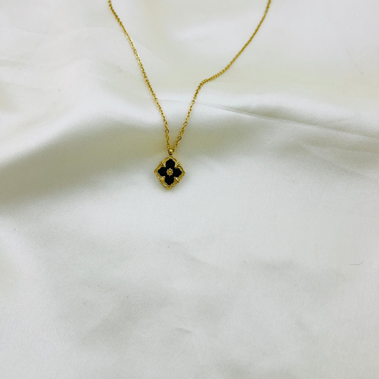 Two sides use - Black and white enamel pendant in a thin chain demifine necklace