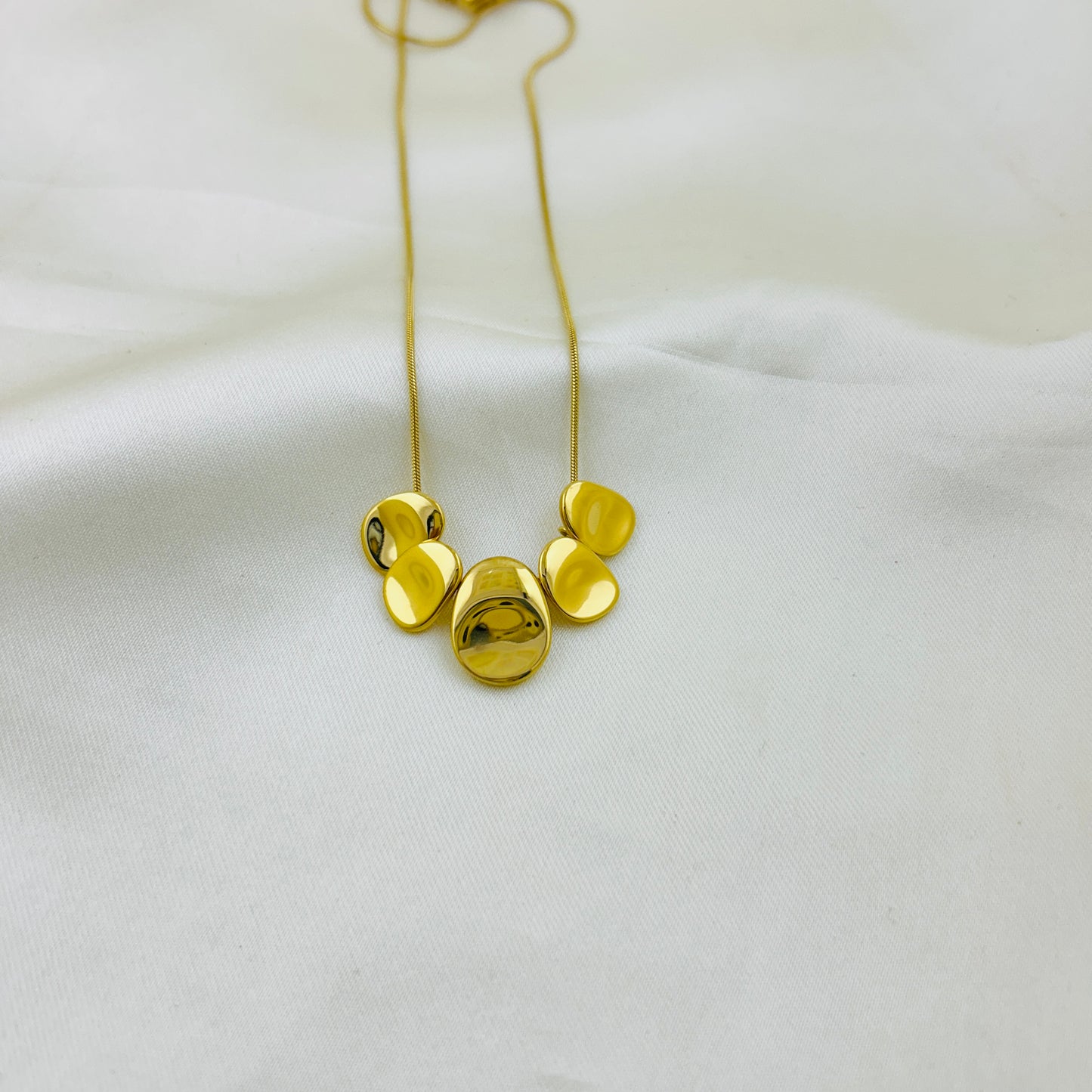 Trendy pressed bead like five pendants in thin chain  - Demifine necklace