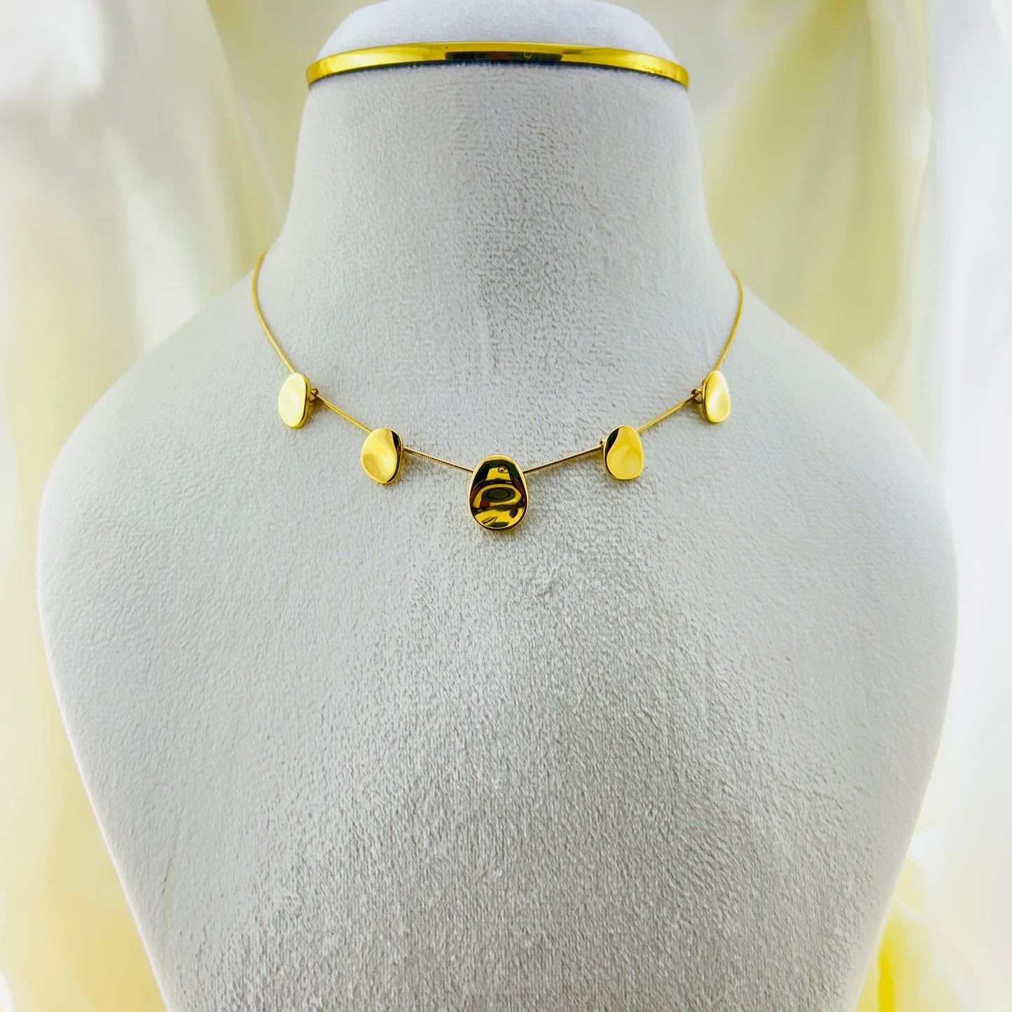 Trendy pressed bead like five pendants in thin chain  - Demifine necklace