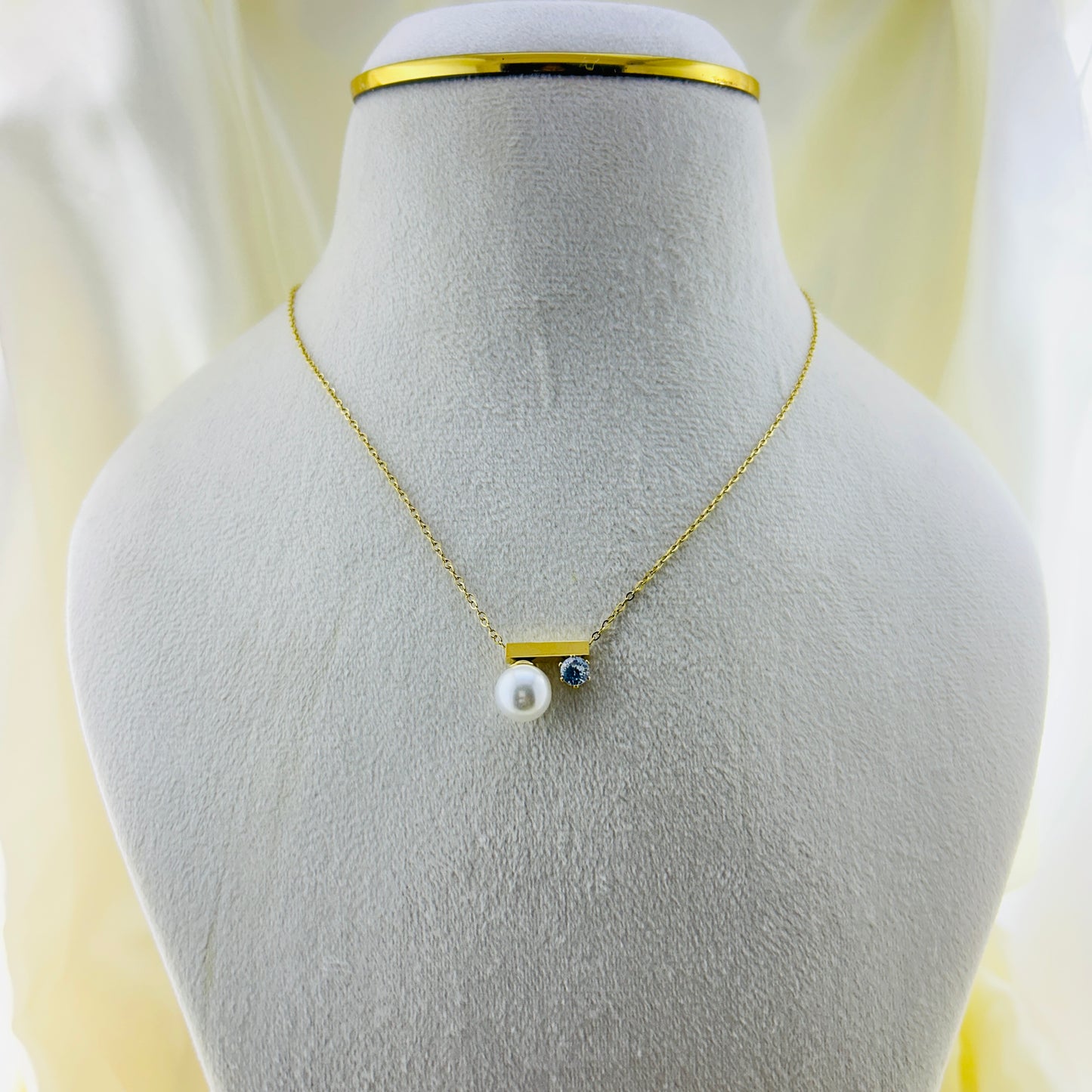 Single layer thin demifine necklace with a pearl and a stone