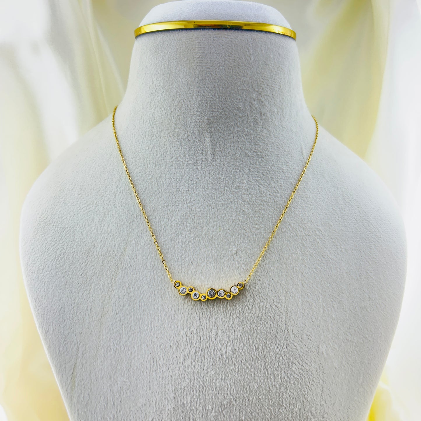 Wavy series of stone pendant in a thin chain demifine necklace