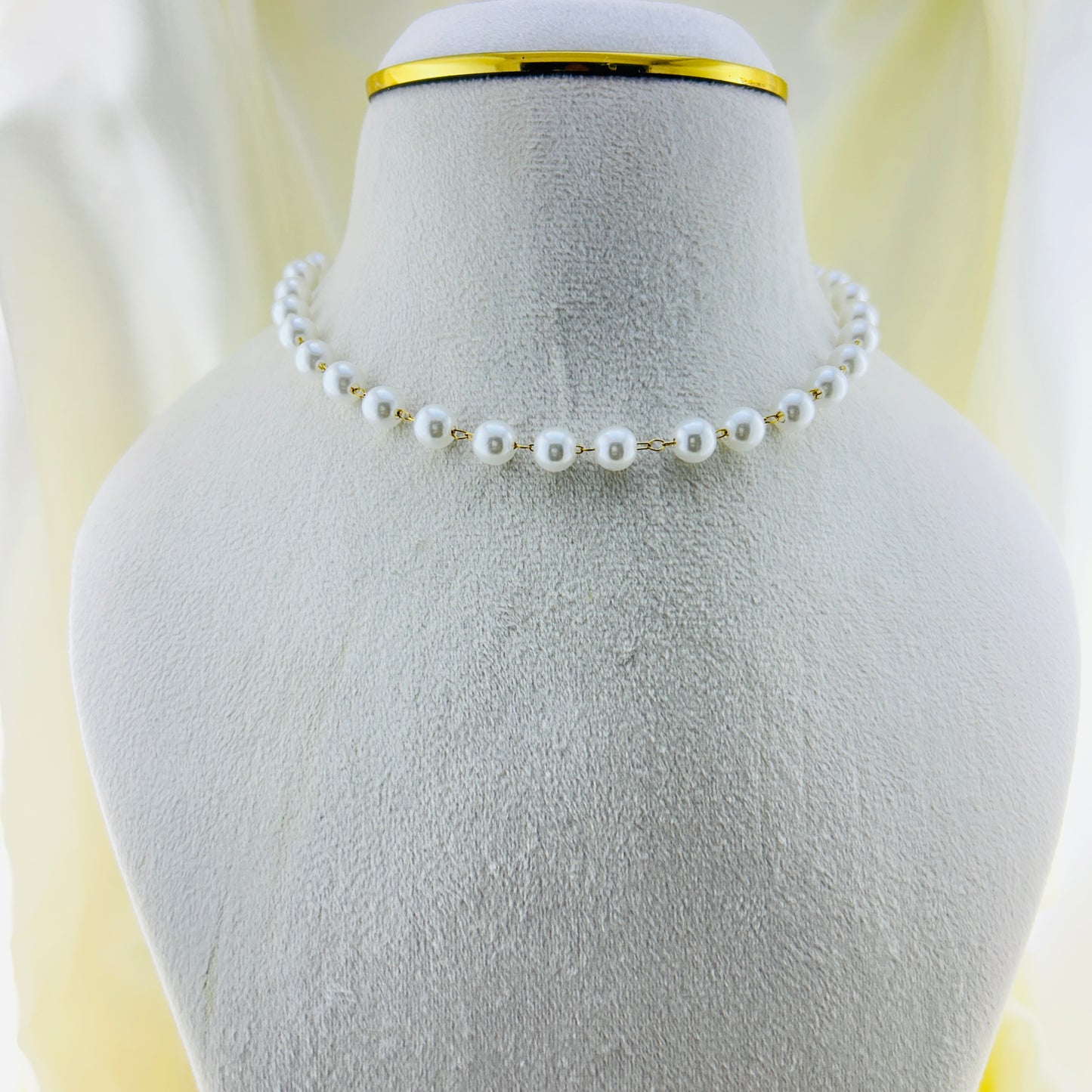 Round pearls all around demifine necklace