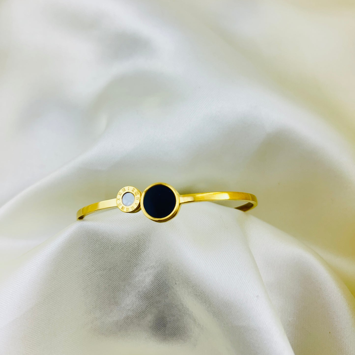 Round black and white enamel clutch bangle bracelet - kada