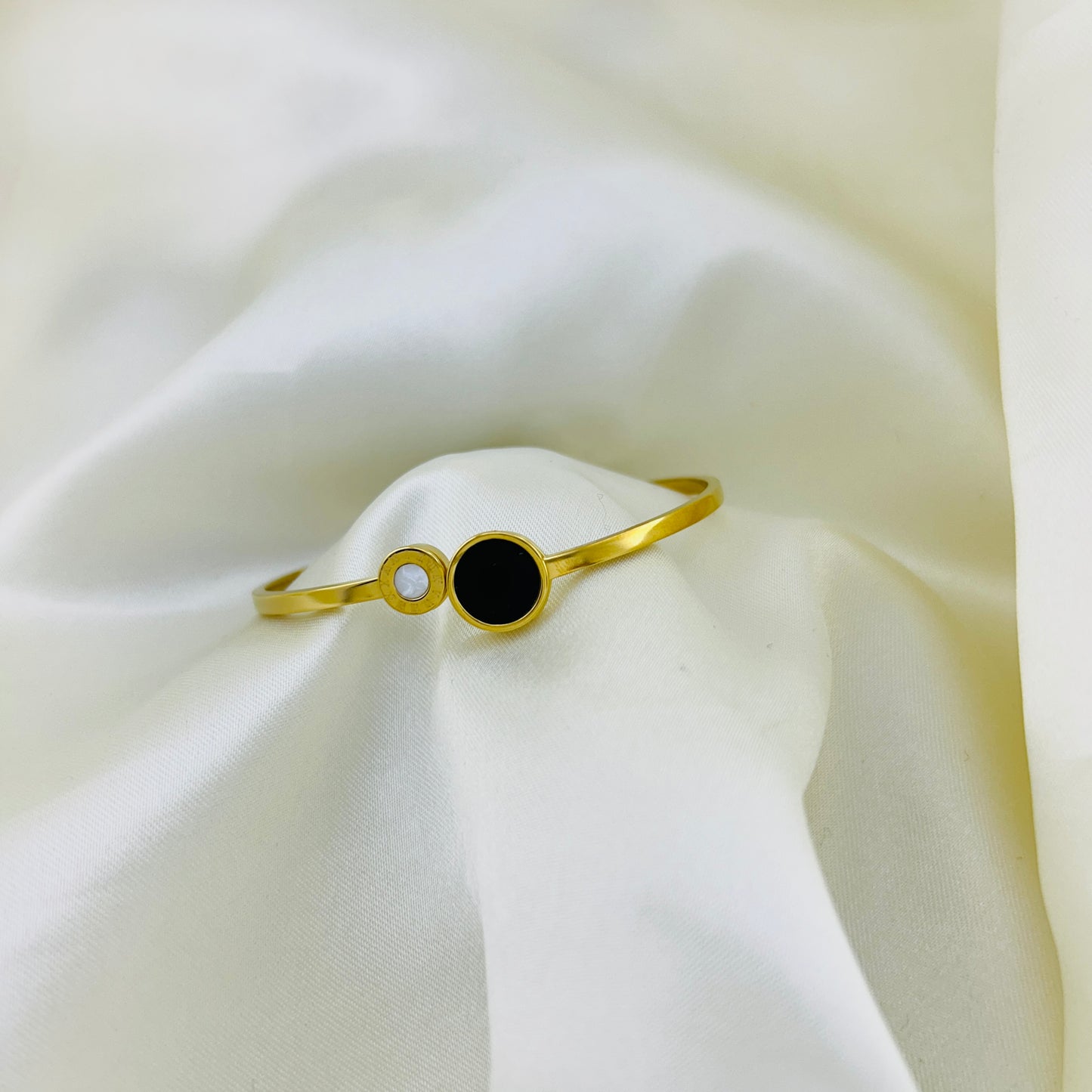 Round black and white enamel clutch bangle bracelet - kada