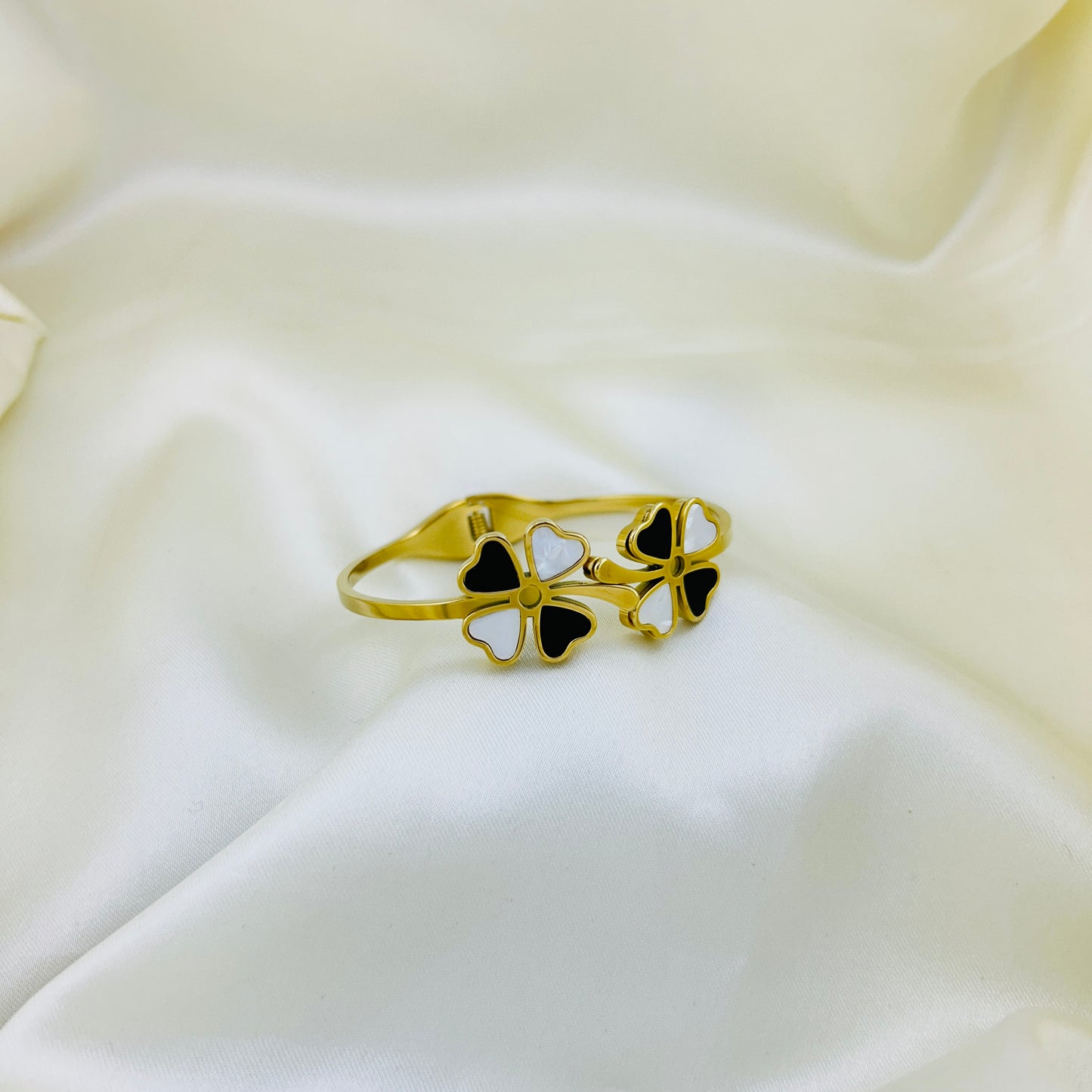 Heart petal flower black and white clutch bangle bracelet - kada