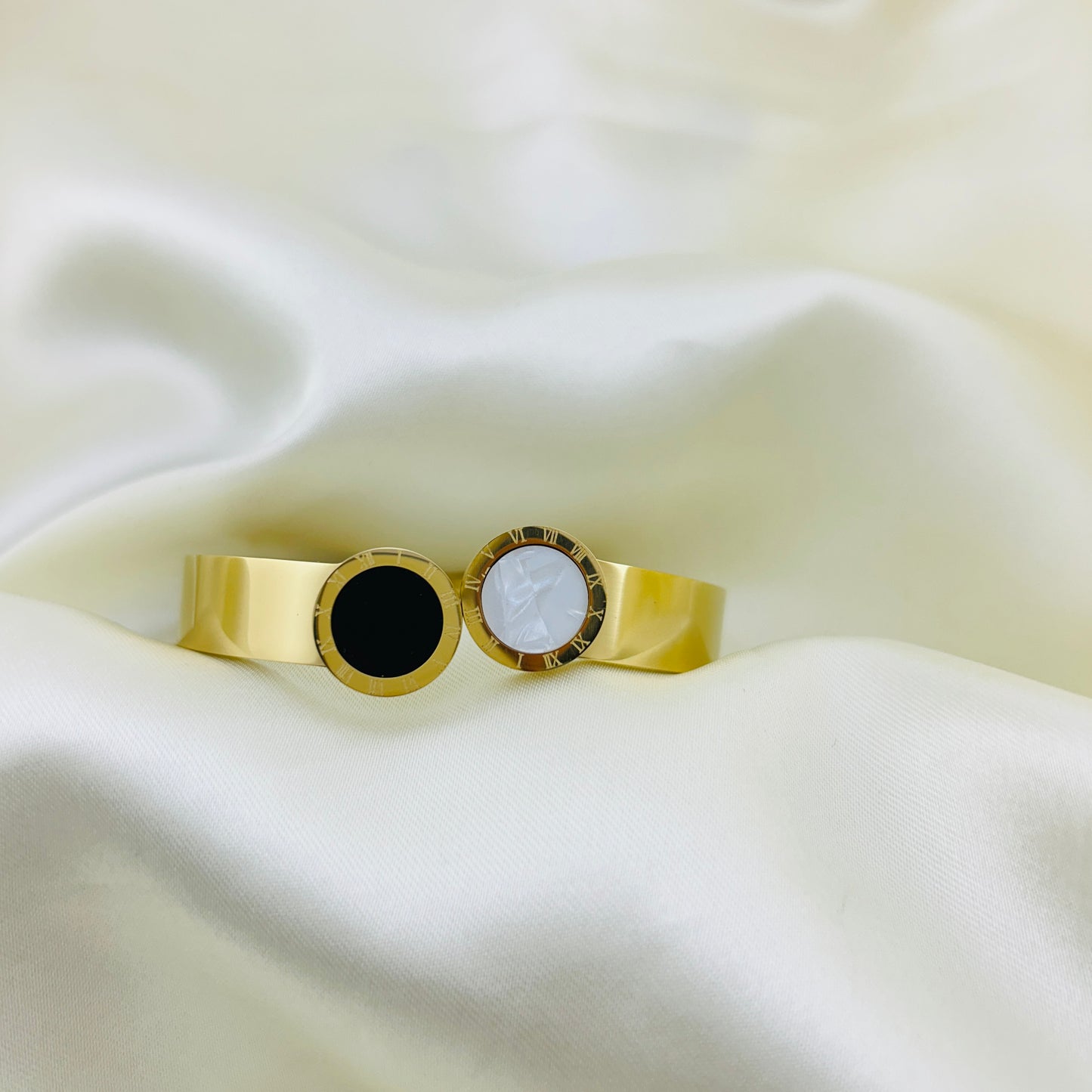 Black and white enamel wide clutch bracelet - kada