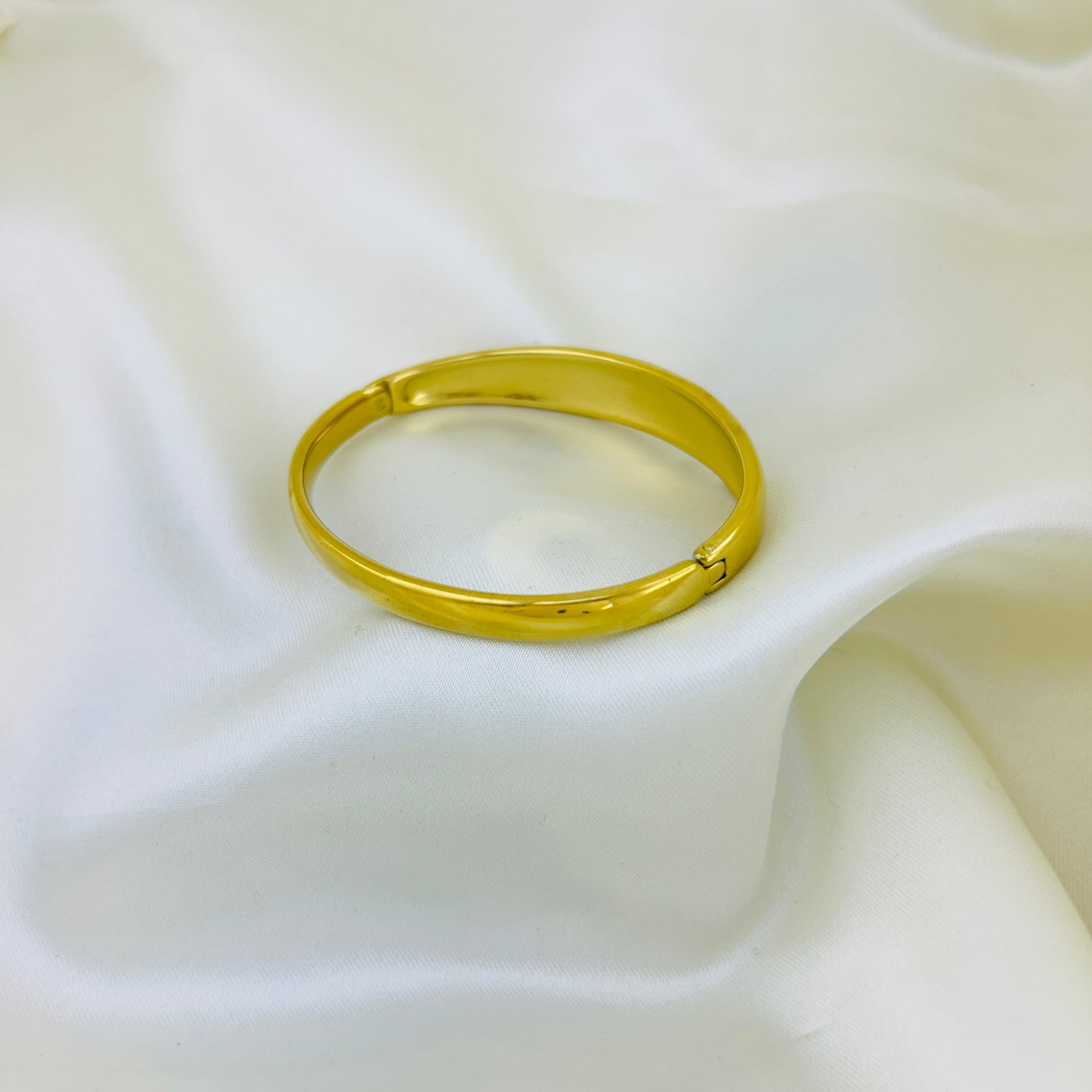 Oval stone clutch bracelet - kada