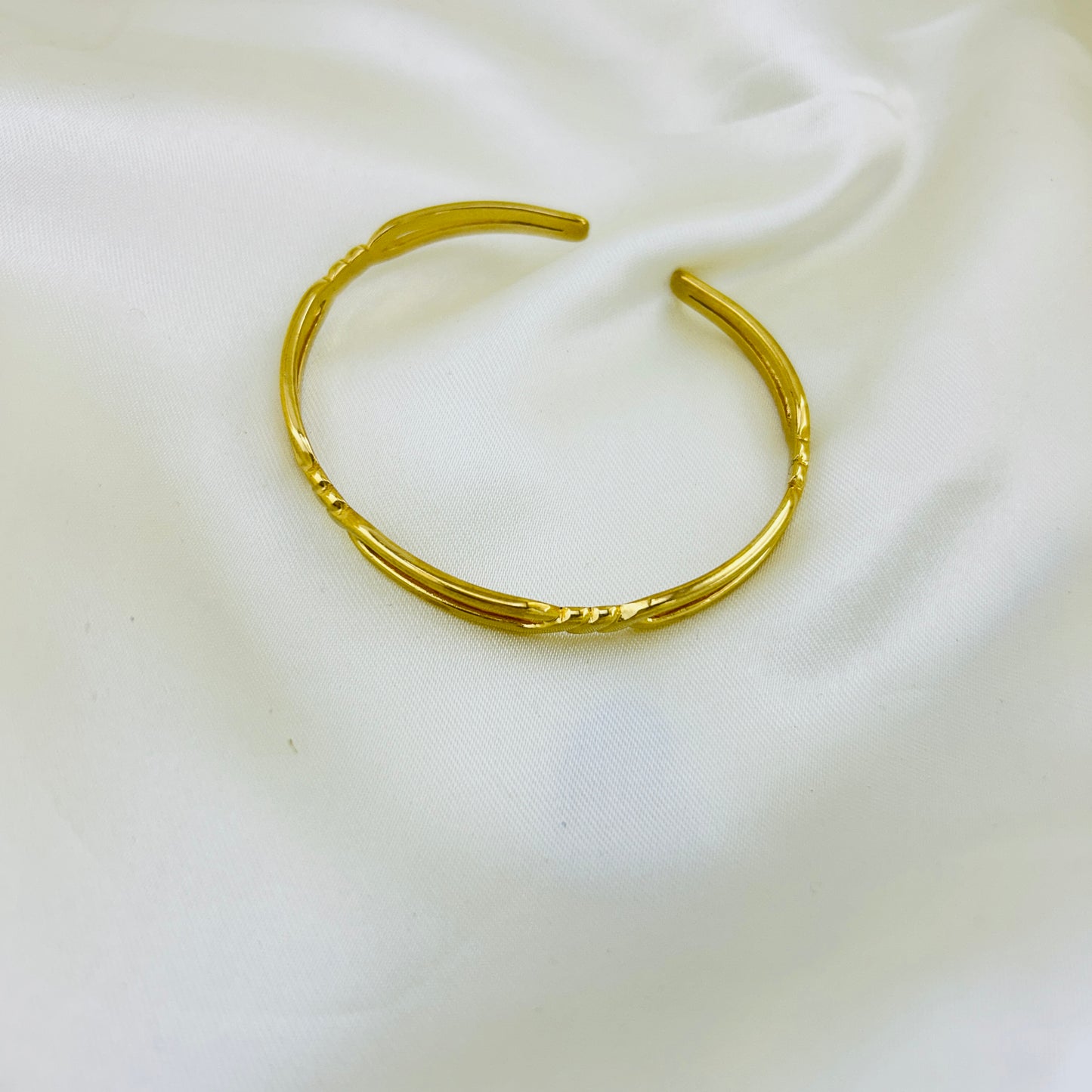 Simple twisted cuff bracelet - adjustable kada