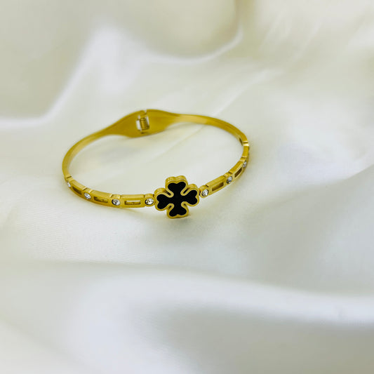 Beautiful heart flower and stone clutch bracelet - kada