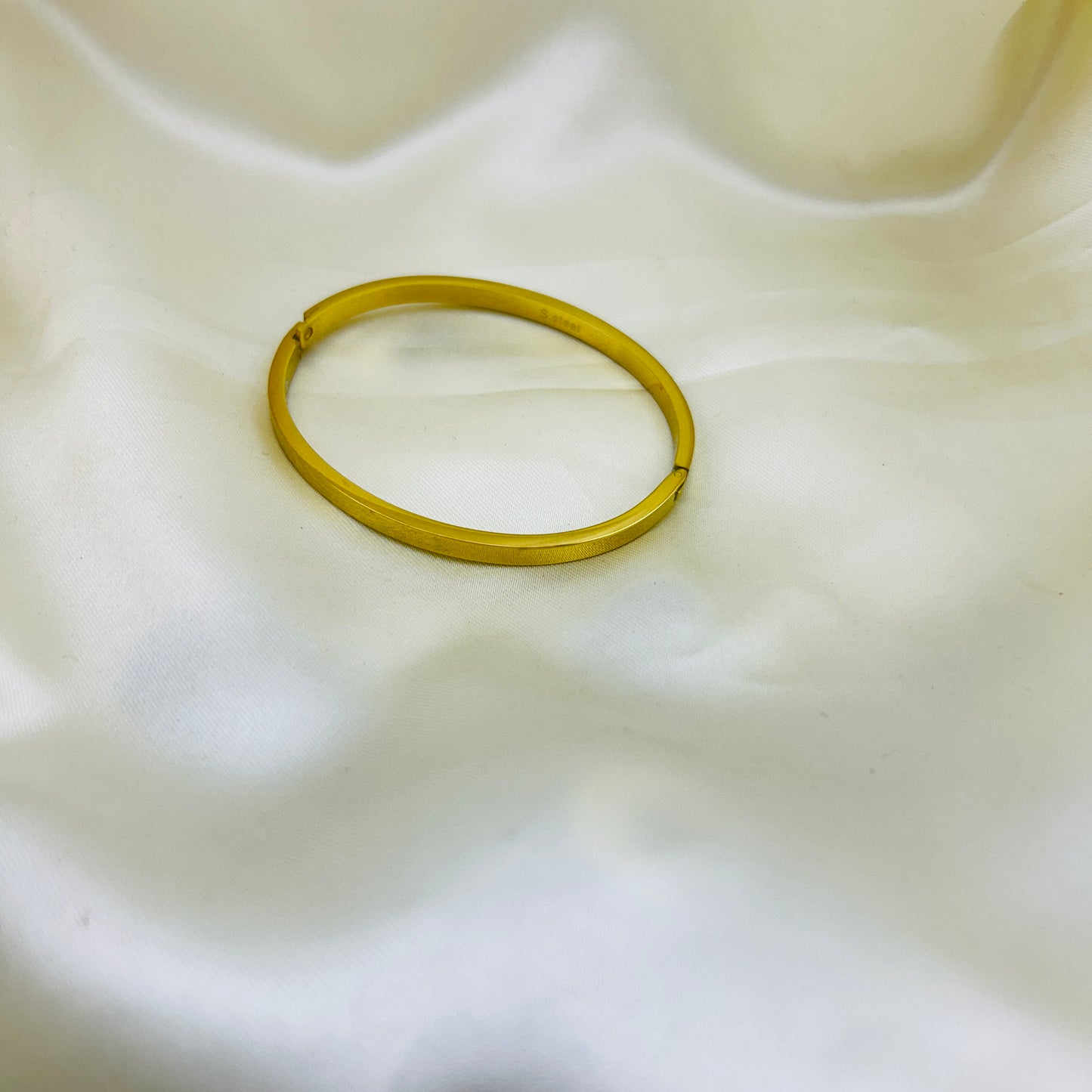 Plain oval golden clutch bracelet - kada