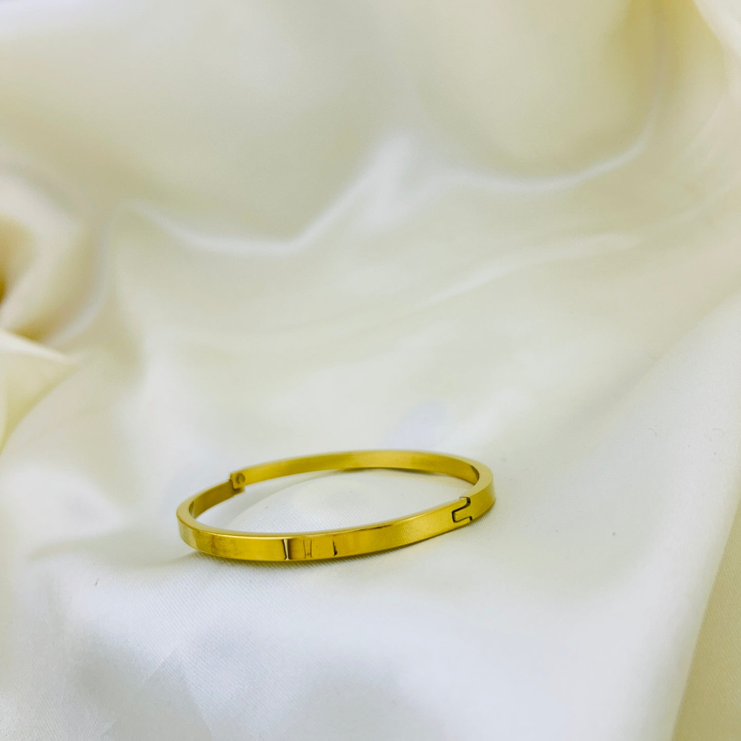 Plain oval golden clutch bracelet - kada
