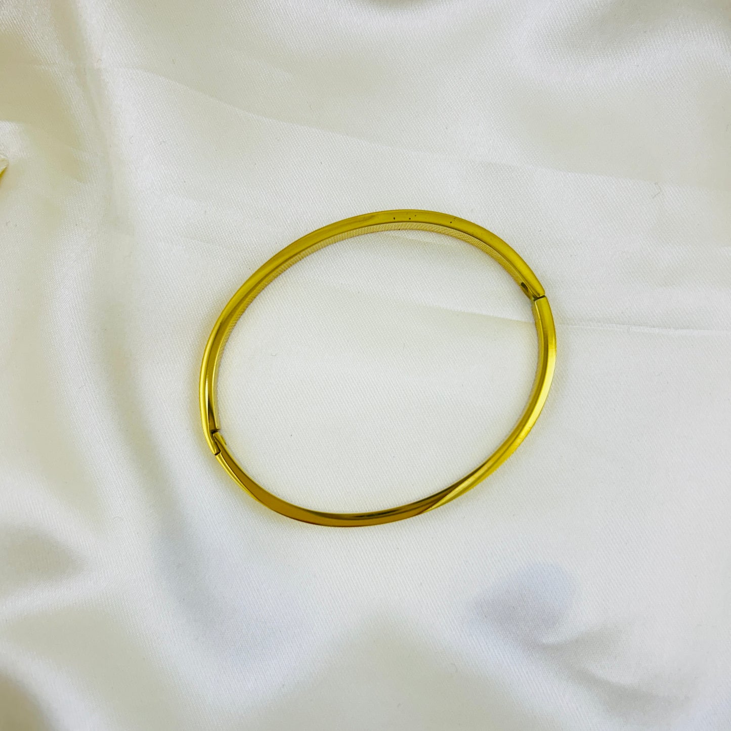 Plain oval golden clutch bracelet - kada