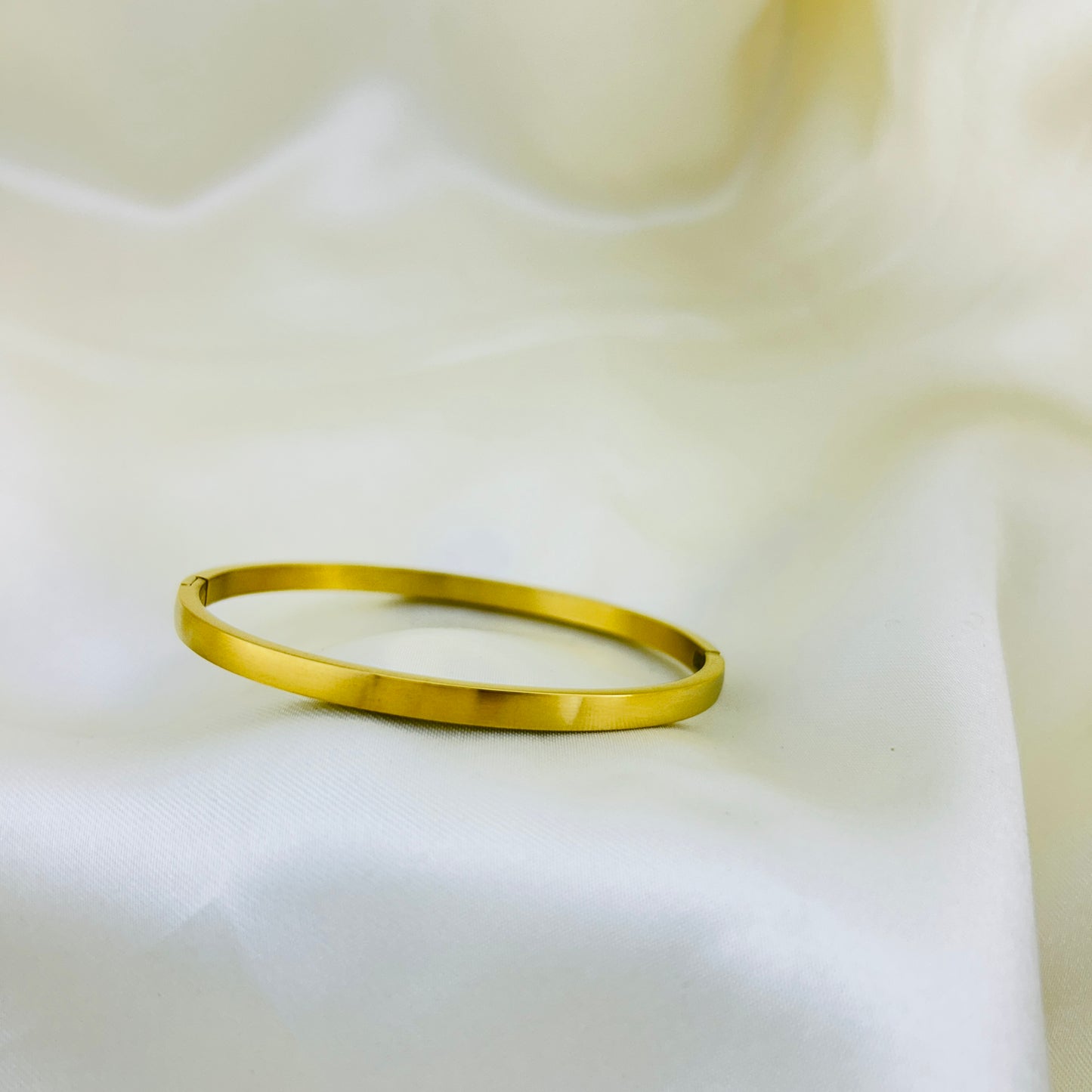 Plain oval golden clutch bracelet - kada