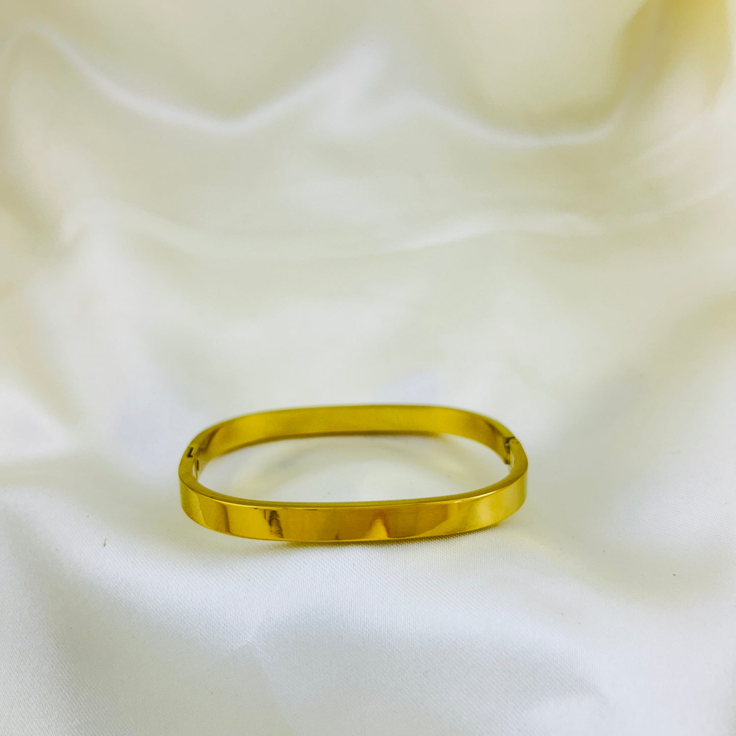 Plain cubic golden clutch bracelet - kada