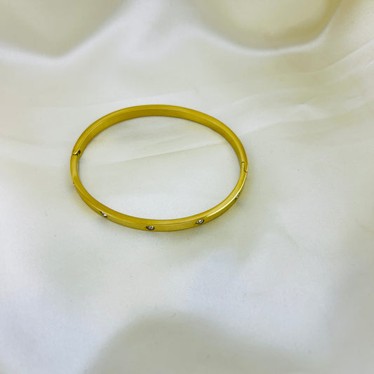 Oval golden clutch bracelet with stones - kada