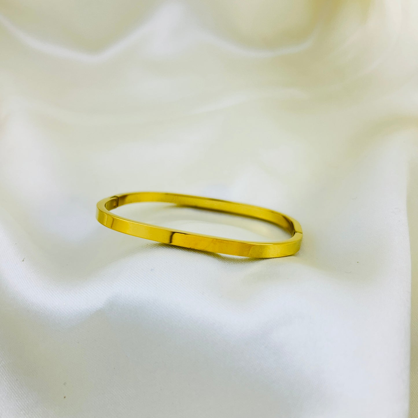 Plain cubic golden clutch bracelet - kada