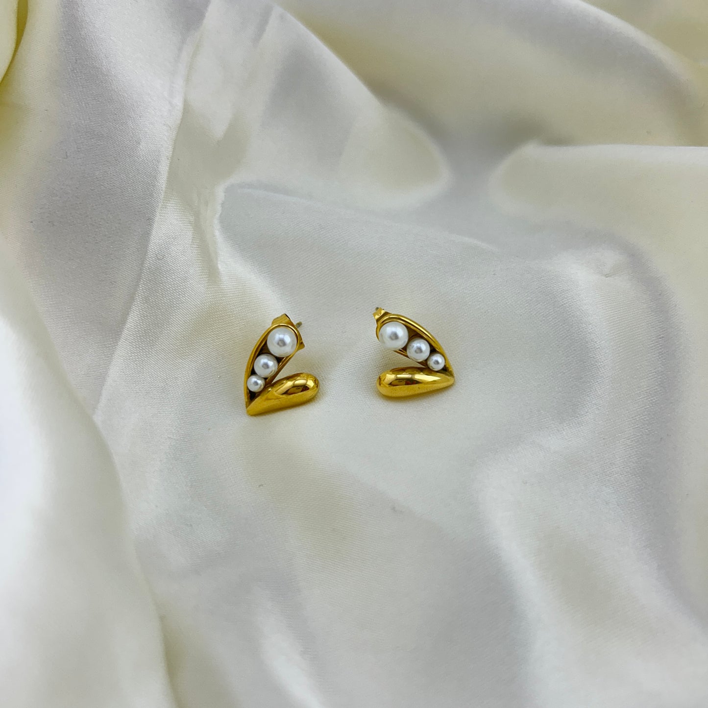 V shape heart studs with pearls - earrings