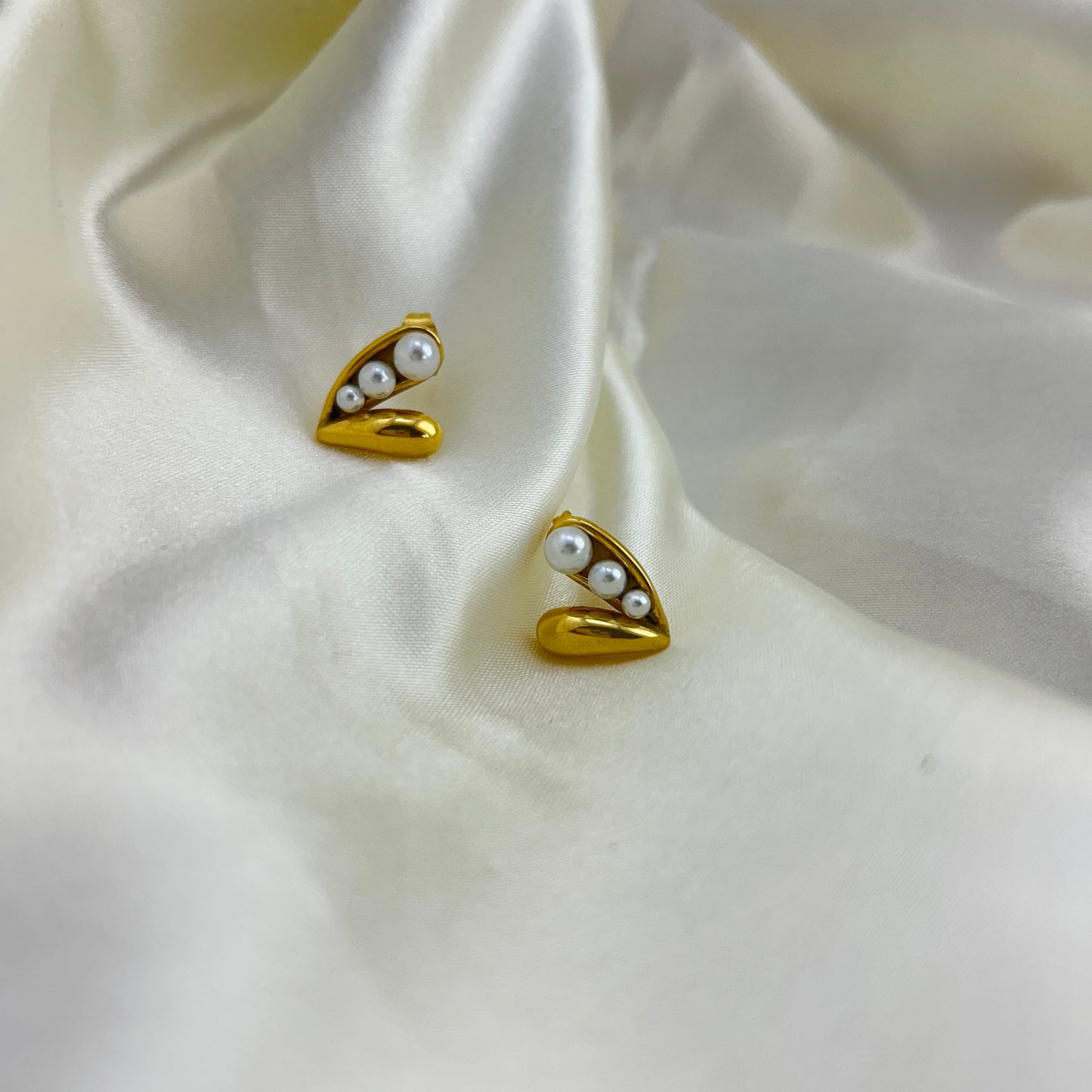 V shape heart studs with pearls - earrings