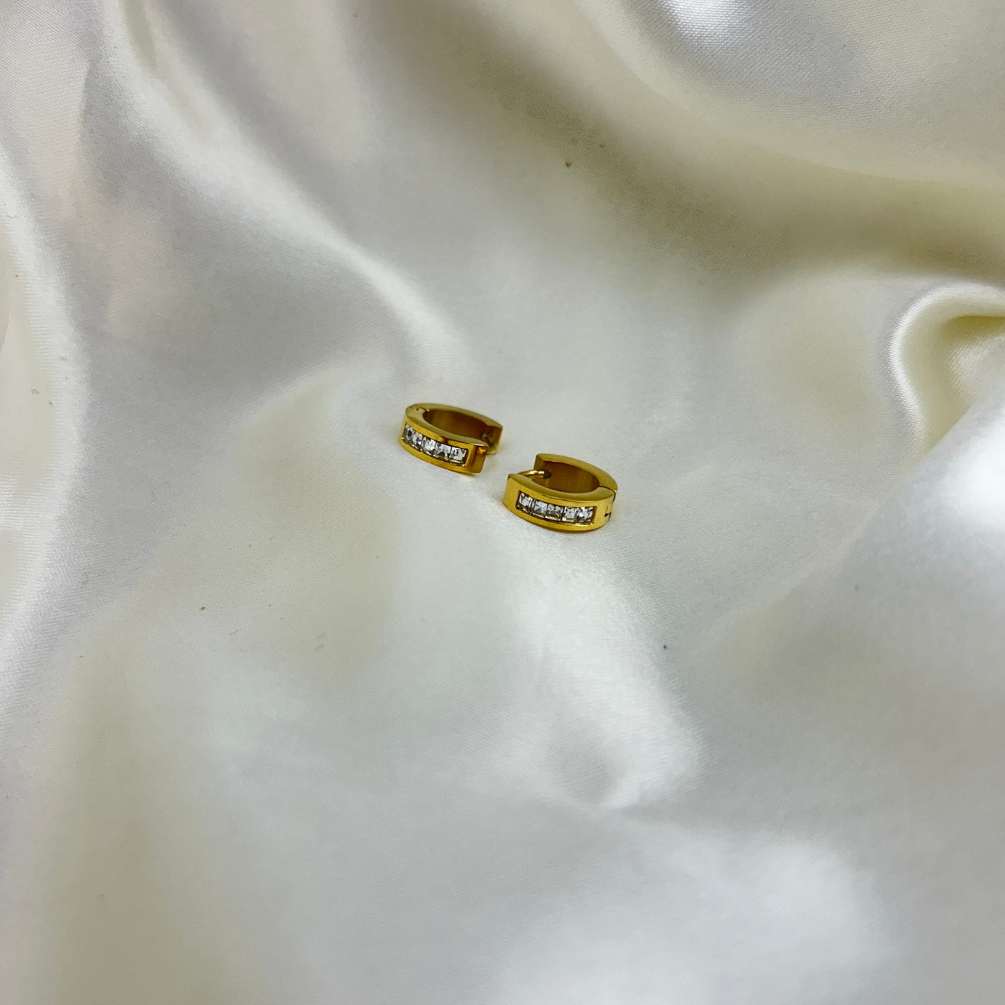Tiny rings - White stone small hoops - earrings