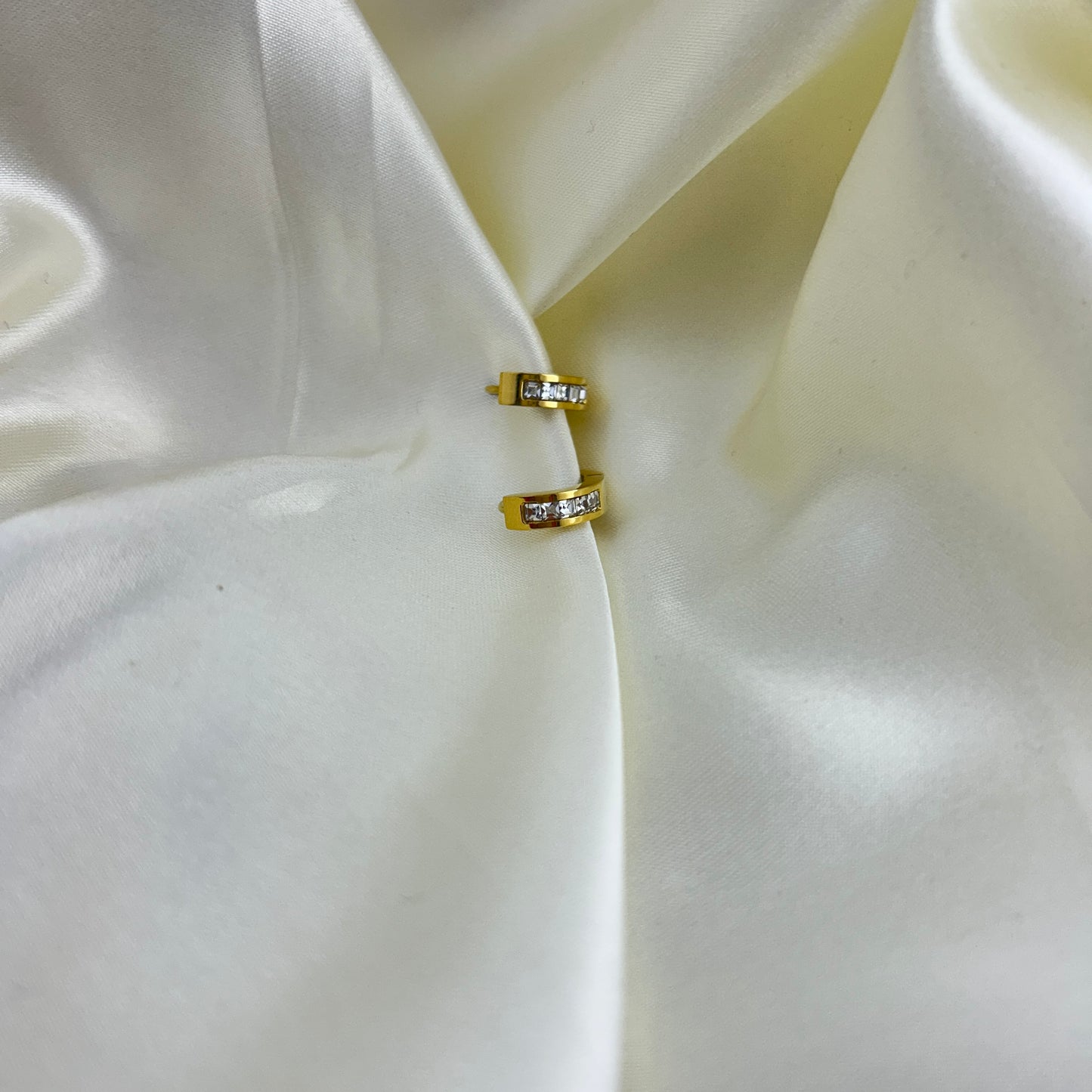 Tiny rings - White stone small hoops - earrings