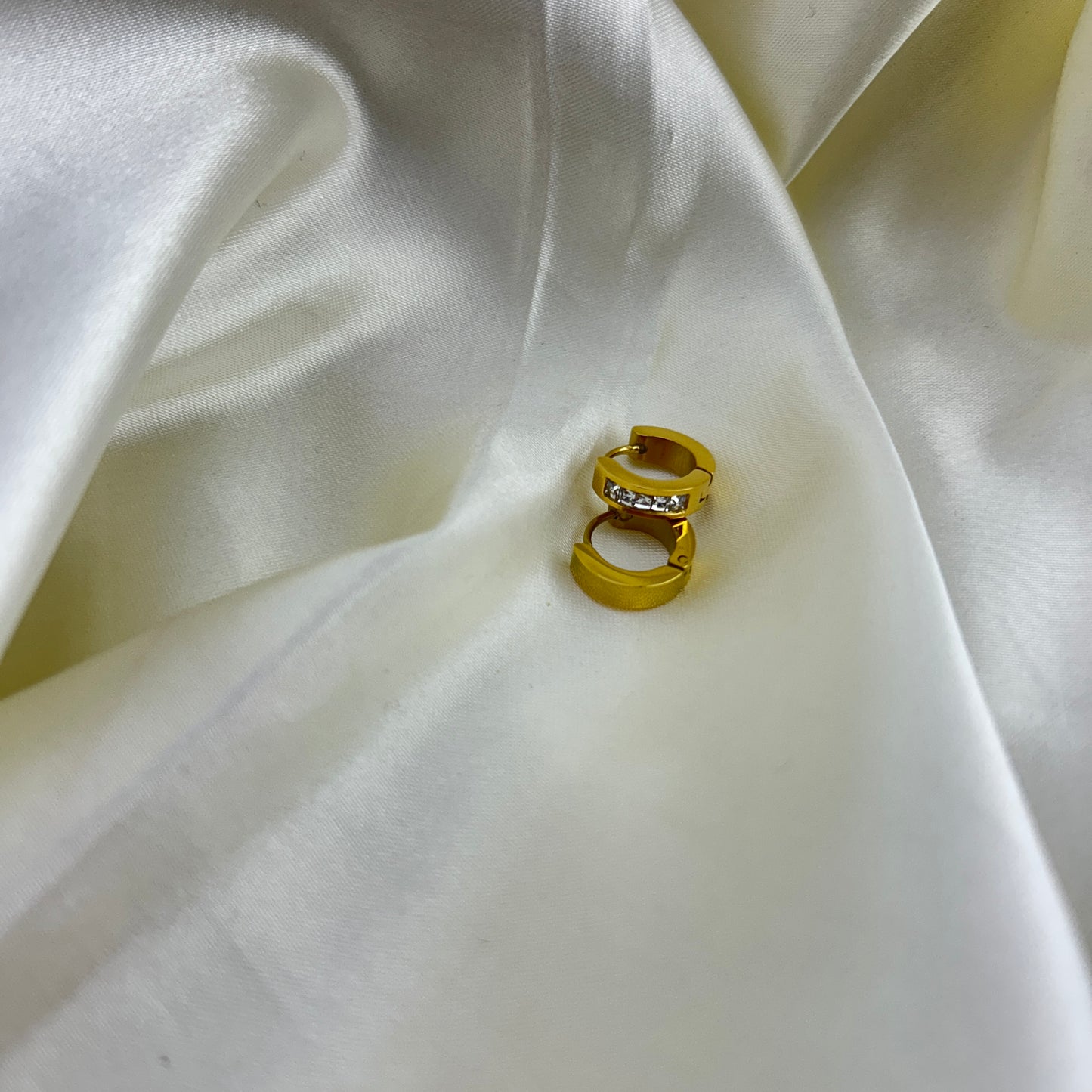 Tiny rings - White stone small hoops - earrings