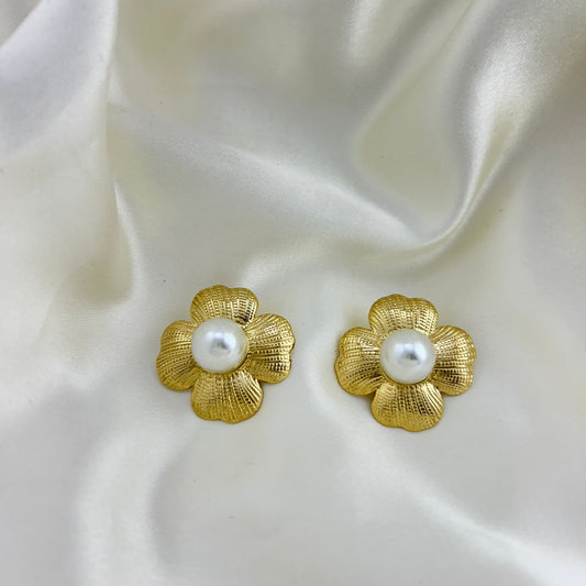 4 heart petal flower stud with a pearl at centre - earrings