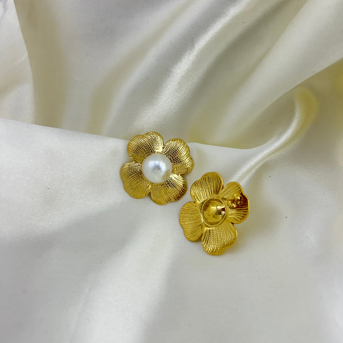 4 heart petal flower stud with a pearl at centre - earrings