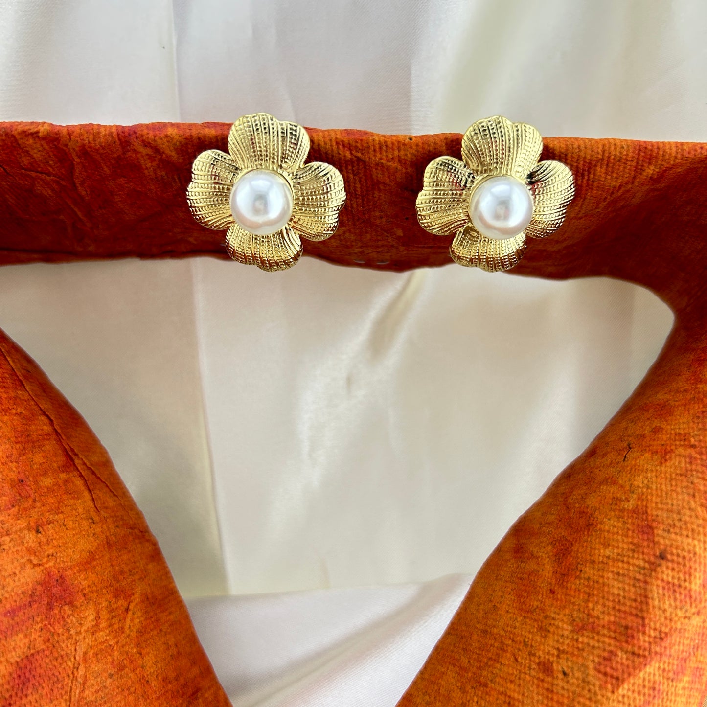 4 heart petal flower stud with a pearl at centre - earrings