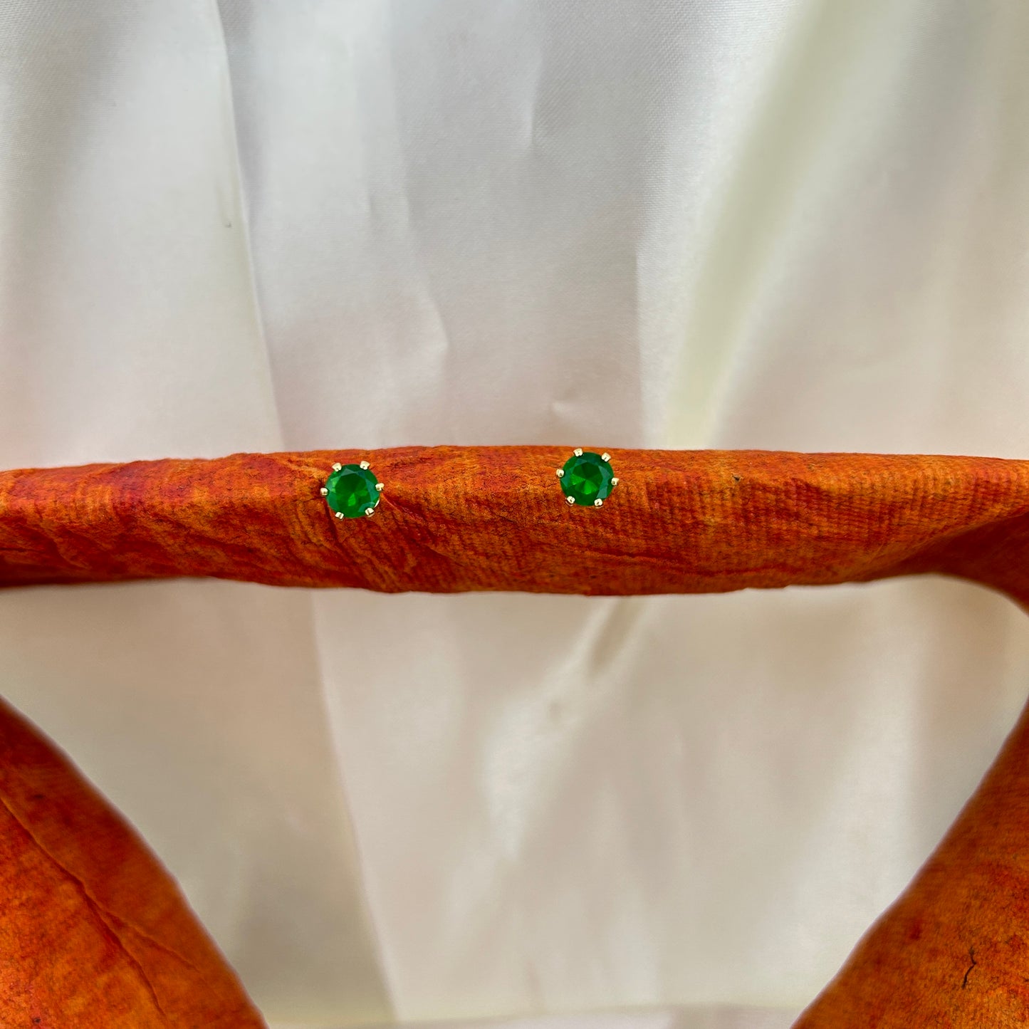 Emerald green round stone small stud  - earrings