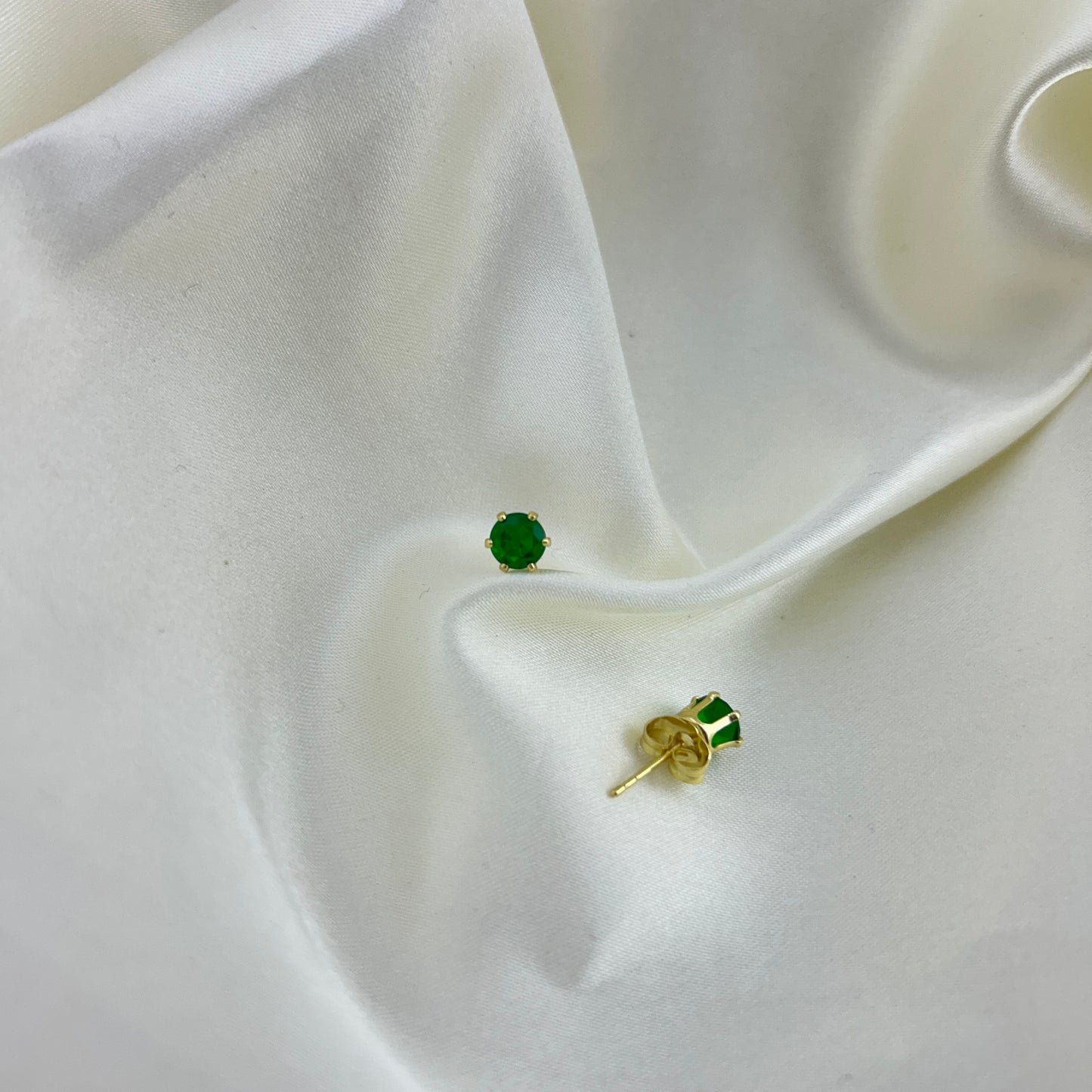Emerald green round stone small stud  - earrings