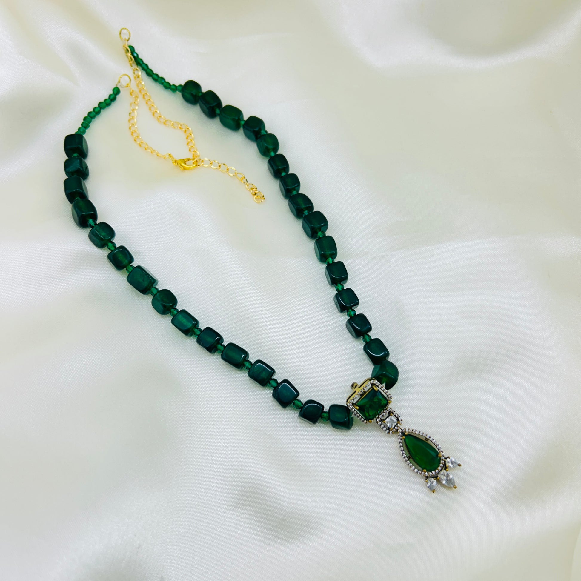 Simple green stone Victorian short necklace